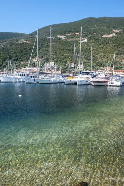 SIVOTA, LEFKADA, GREECE - 26 Ağustos 2023: Yunanistan 'ın Lefkada kentindeki Sivota köyünün yaz manzarası