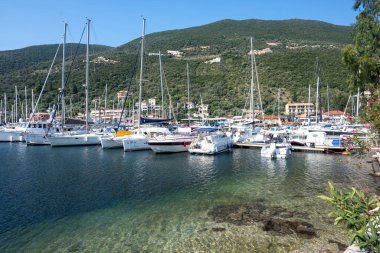 SIVOTA, LEFKADA, GREECE - 26 Ağustos 2023: Yunanistan 'ın Lefkada kentindeki Sivota köyünün yaz manzarası