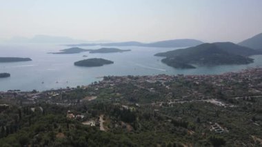 Yunanistan 'ın İyon Adaları' ndaki Lefkada Adası 'ndaki Nidri Körfezi' nin inanılmaz panoramik manzarası