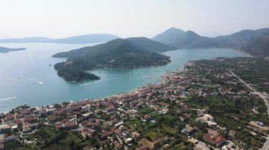 Yunanistan 'ın İyon Adaları' ndaki Lefkada Adası 'ndaki Nidri Körfezi' nin inanılmaz panoramik manzarası