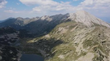 Bulgaristan 'ın Muratov zirvesi yakınlarındaki Pirin Dağı' nın şaşırtıcı hava manzarası