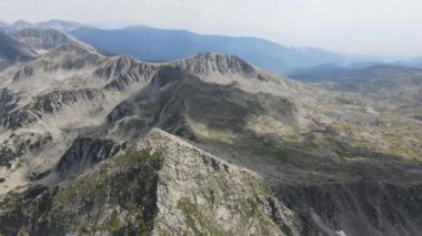 Bulgaristan 'ın Muratov zirvesi yakınlarındaki Pirin Dağı' nın şaşırtıcı hava manzarası