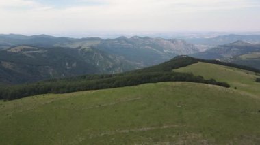 Bulgaristan 'ın Balkan Dağları' ndaki Kobilini Şatosu 'nun (Mare Duvarları) İnanılmaz Havacılık Yazı Manzarası