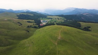 Bulgaristan 'ın Balkan Dağları' ndaki Kobilini Şatosu 'nun (Mare Duvarları) İnanılmaz Havacılık Yazı Manzarası