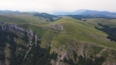 Bulgaristan 'ın Balkan Dağları' ndaki Kobilini Şatosu 'nun (Mare Duvarları) İnanılmaz Havacılık Yazı Manzarası