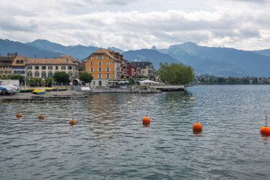 Vevey ve Cenevre Gölü 'nün yaz manzarası, Vaud Kantonu, İsviçre