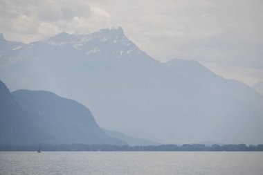 Vevey ve Cenevre Gölü 'nün yaz manzarası, Vaud Kantonu, İsviçre