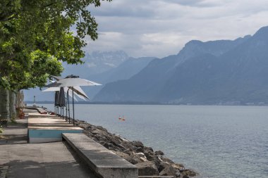 Vevey ve Cenevre Gölü 'nün yaz manzarası, Vaud Kantonu, İsviçre