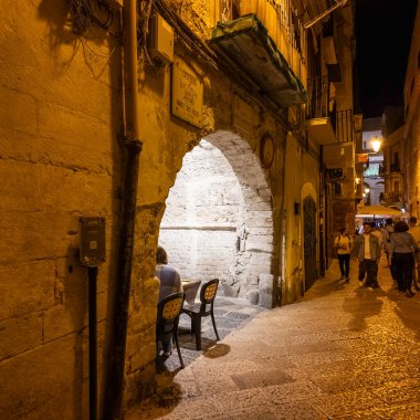BARI, İtalya - 11 Mayıs 2024: İtalya 'nın Apulia Bölgesi' ndeki eski Bari kentinin gece fotoğrafı