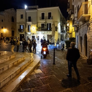 BARI, İtalya - 11 Mayıs 2024: İtalya 'nın Apulia Bölgesi' ndeki eski Bari kentinin gece fotoğrafı