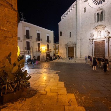 BARI, İtalya - 11 Mayıs 2024: İtalya 'nın Apulia Bölgesi' ndeki eski Bari kentinin gece fotoğrafı