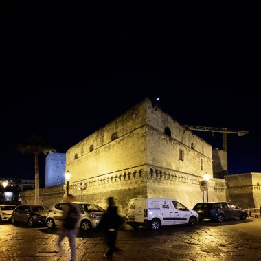 BARI, İtalya - 11 Mayıs 2024: İtalya 'nın Apulia Bölgesi' ndeki eski Bari kentinin gece fotoğrafı