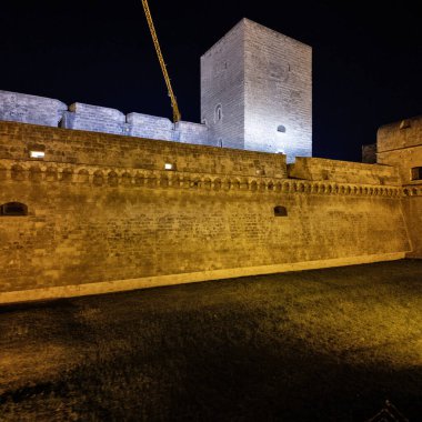 BARI, İtalya - 11 Mayıs 2024: İtalya 'nın Apulia Bölgesi' ndeki eski Bari kentinin gece fotoğrafı