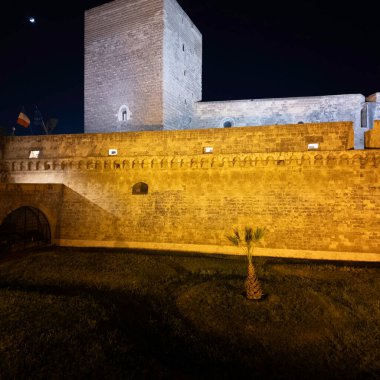 BARI, İtalya - 11 Mayıs 2024: İtalya 'nın Apulia Bölgesi' ndeki eski Bari kentinin gece fotoğrafı