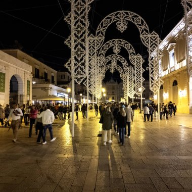 BARI, İtalya - 11 Mayıs 2024: İtalya 'nın Apulia Bölgesi' ndeki eski Bari kentinin gece fotoğrafı