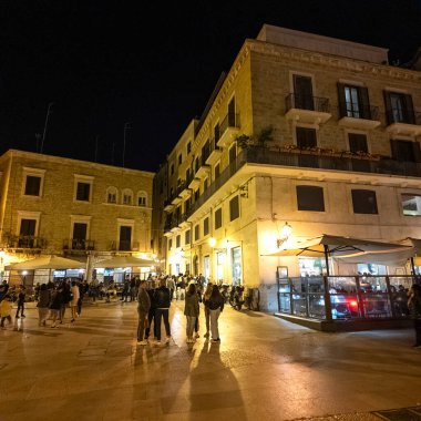 BARI, İtalya - 11 Mayıs 2024: İtalya 'nın Apulia Bölgesi' ndeki eski Bari kentinin gece fotoğrafı