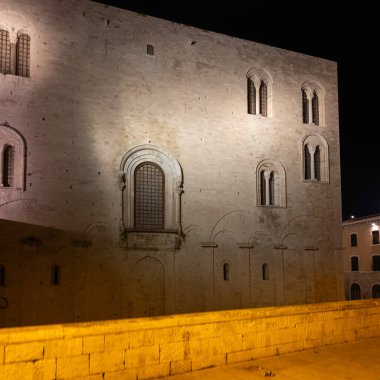 BARI, İtalya - 11 Mayıs 2024: İtalya 'nın Apulia Bölgesi' ndeki eski Bari kentinin gece fotoğrafı