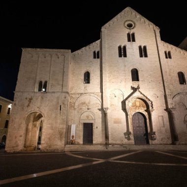 BARI, İtalya - 11 Mayıs 2024: İtalya 'nın Apulia Bölgesi' ndeki eski Bari kentinin gece fotoğrafı