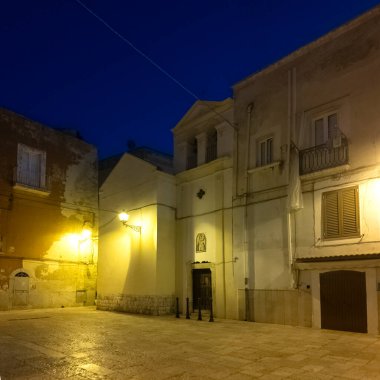 BARI, İtalya - 11 Mayıs 2024: İtalya 'nın Apulia Bölgesi' ndeki eski Bari kentinin gece fotoğrafı
