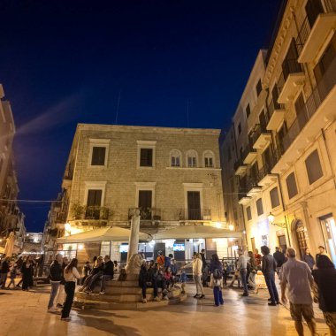 BARI, İtalya - 11 Mayıs 2024: İtalya 'nın Apulia Bölgesi' ndeki eski Bari kentinin gece fotoğrafı