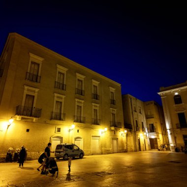 BARI, İtalya - 11 Mayıs 2024: İtalya 'nın Apulia Bölgesi' ndeki eski Bari kentinin gece fotoğrafı