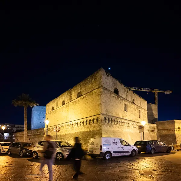 BARI, İtalya - 11 Mayıs 2024: İtalya 'nın Apulia Bölgesi' ndeki eski Bari kentinin gece fotoğrafı