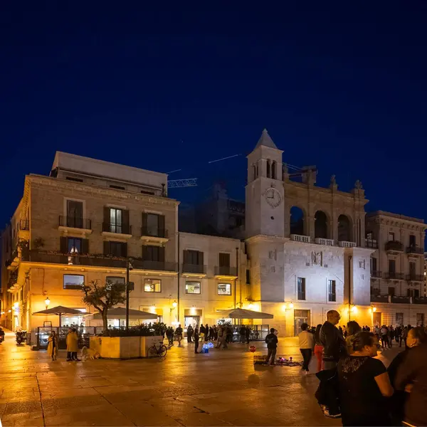 BARI, İtalya - 11 Mayıs 2024: İtalya 'nın Apulia Bölgesi' ndeki eski Bari kentinin gece fotoğrafı