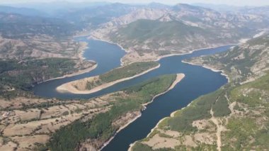 Bulgaristan 'ın Kardzhali Barajı ve Arda Nehri' nin şaşırtıcı manzarası