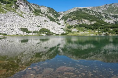 Bulgaristan 'ın Muratovo Gölü etrafındaki Pirin Dağı' nın şaşırtıcı yaz manzarası