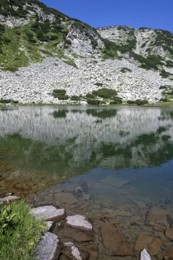 Bulgaristan 'ın Muratovo Gölü etrafındaki Pirin Dağı' nın şaşırtıcı yaz manzarası