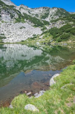 Bulgaristan 'ın Muratovo Gölü etrafındaki Pirin Dağı' nın şaşırtıcı yaz manzarası