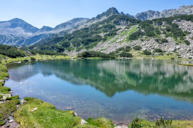 Bulgaristan 'ın Muratovo Gölü etrafındaki Pirin Dağı' nın şaşırtıcı yaz manzarası