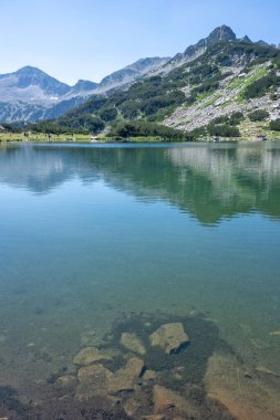 Bulgaristan 'ın Muratovo Gölü etrafındaki Pirin Dağı' nın şaşırtıcı yaz manzarası
