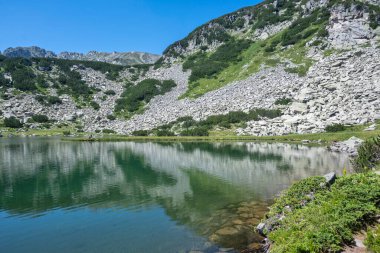 Bulgaristan 'ın Muratovo Gölü etrafındaki Pirin Dağı' nın şaşırtıcı yaz manzarası