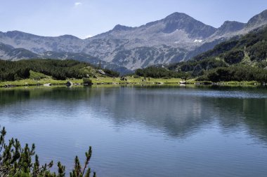 Bulgaristan 'ın Muratovo Gölü etrafındaki Pirin Dağı' nın şaşırtıcı yaz manzarası