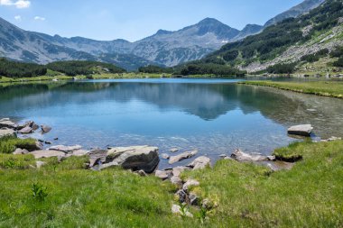 Bulgaristan 'ın Muratovo Gölü etrafındaki Pirin Dağı' nın şaşırtıcı yaz manzarası