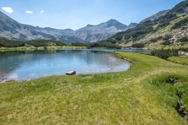 Bulgaristan 'ın Muratovo Gölü etrafındaki Pirin Dağı' nın şaşırtıcı yaz manzarası
