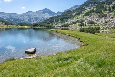 Bulgaristan 'ın Muratovo Gölü etrafındaki Pirin Dağı' nın şaşırtıcı yaz manzarası