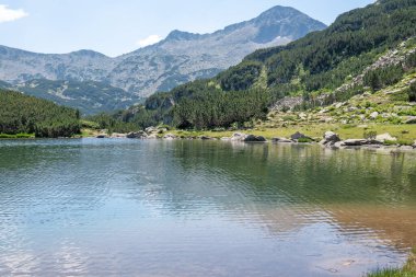 Bulgaristan 'ın Muratovo Gölü etrafındaki Pirin Dağı' nın şaşırtıcı yaz manzarası
