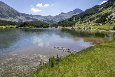 Bulgaristan 'ın Muratovo Gölü etrafındaki Pirin Dağı' nın şaşırtıcı yaz manzarası
