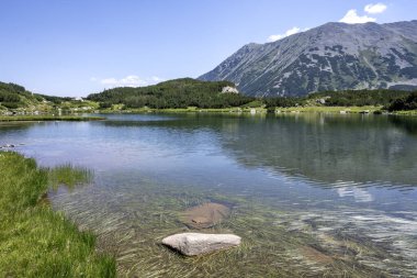 Bulgaristan 'ın Muratovo Gölü etrafındaki Pirin Dağı' nın şaşırtıcı yaz manzarası