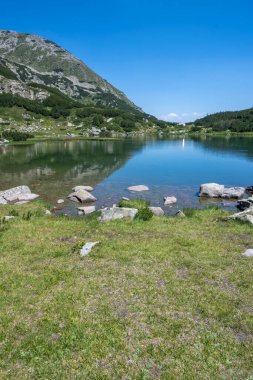 Bulgaristan 'ın Muratovo Gölü etrafındaki Pirin Dağı' nın şaşırtıcı yaz manzarası