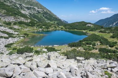 Bulgaristan 'ın Muratovo Gölü etrafındaki Pirin Dağı' nın şaşırtıcı yaz manzarası