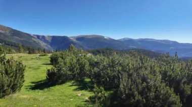 Bulgaristan 'ın Granchar Gölü yakınlarındaki Rila Dağı' nın İnanılmaz Yaz Manzarası