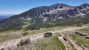 Bulgaristan 'ın Granchar Gölü yakınlarındaki Rila Dağı' nın İnanılmaz Yaz Manzarası