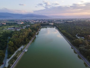 Bulgaristan 'ın Filibe kentindeki Kürek Mekanı' nın hava gün batımı manzarası