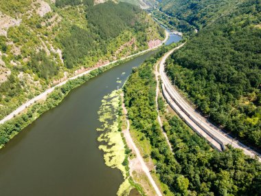 Bulgaristan 'ın Balkan Dağları' ndaki Lyutibrod yakınlarındaki Iskar Nehri Boğazı 'nın hava manzarası