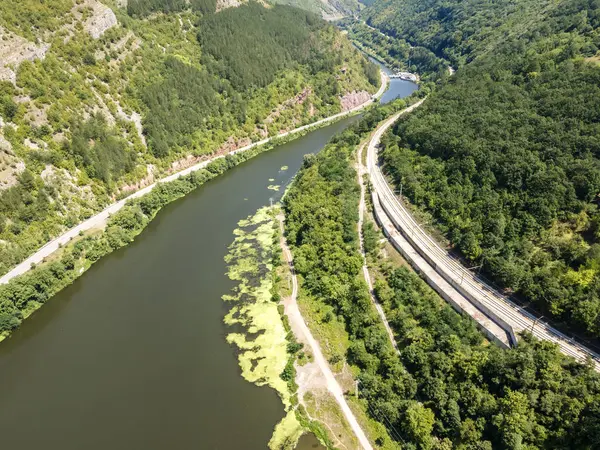 Bulgaristan 'ın Balkan Dağları' ndaki Lyutibrod yakınlarındaki Iskar Nehri Boğazı 'nın hava manzarası