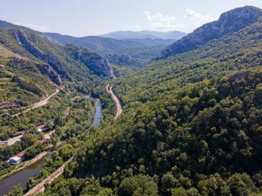 Bulgaristan 'ın Balkan Dağları' ndaki Lyutibrod yakınlarındaki Iskar Nehri Boğazı 'nın hava manzarası