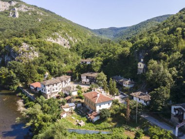 Bulgaristan 'ın Balkan Dağları' ndaki Lyutibrod yakınlarındaki Iskar Nehri Boğazı 'nın hava manzarası